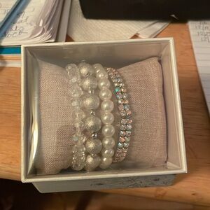 Nicole miller NEW YORK
BRAND NEW BOXED IN BEAUTIFULUL BOX